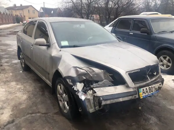 Silver Škoda with damage to the bonnet and front wing