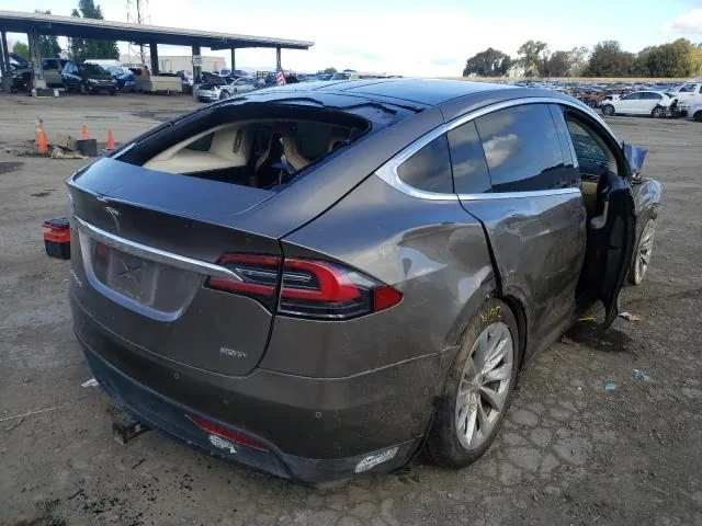 Tesla с повреждённым кузовом — фото из галереи СТО