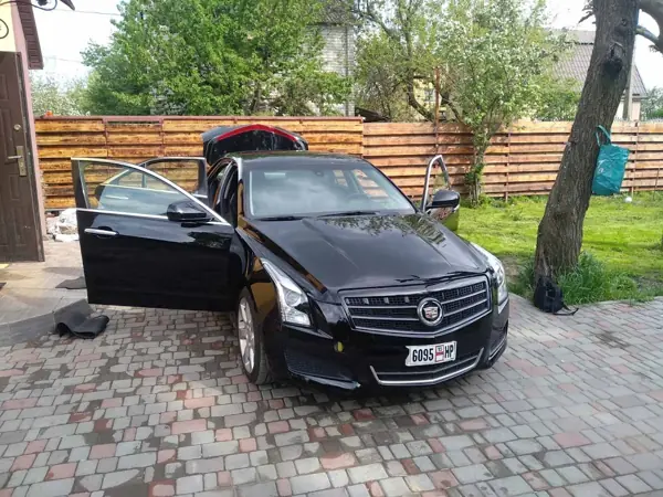 Dark sedan: overall view
