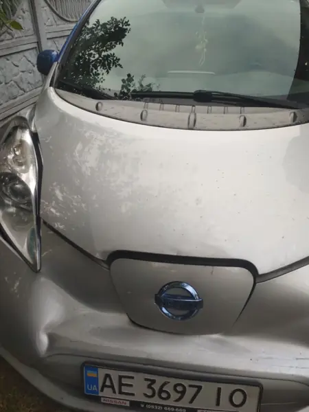 Compact car: bonnet and bumper